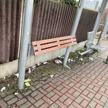 Auf dem Foto ist ein verschmutzter Bahnsteig zu sehen.