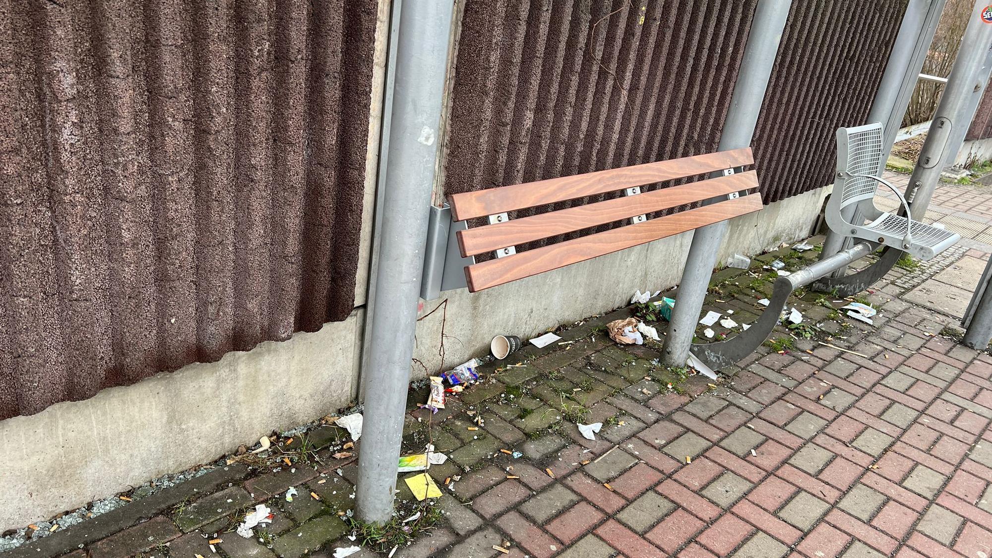 Auf dem Foto ist ein verschmutzter Bahnsteig zu sehen.
