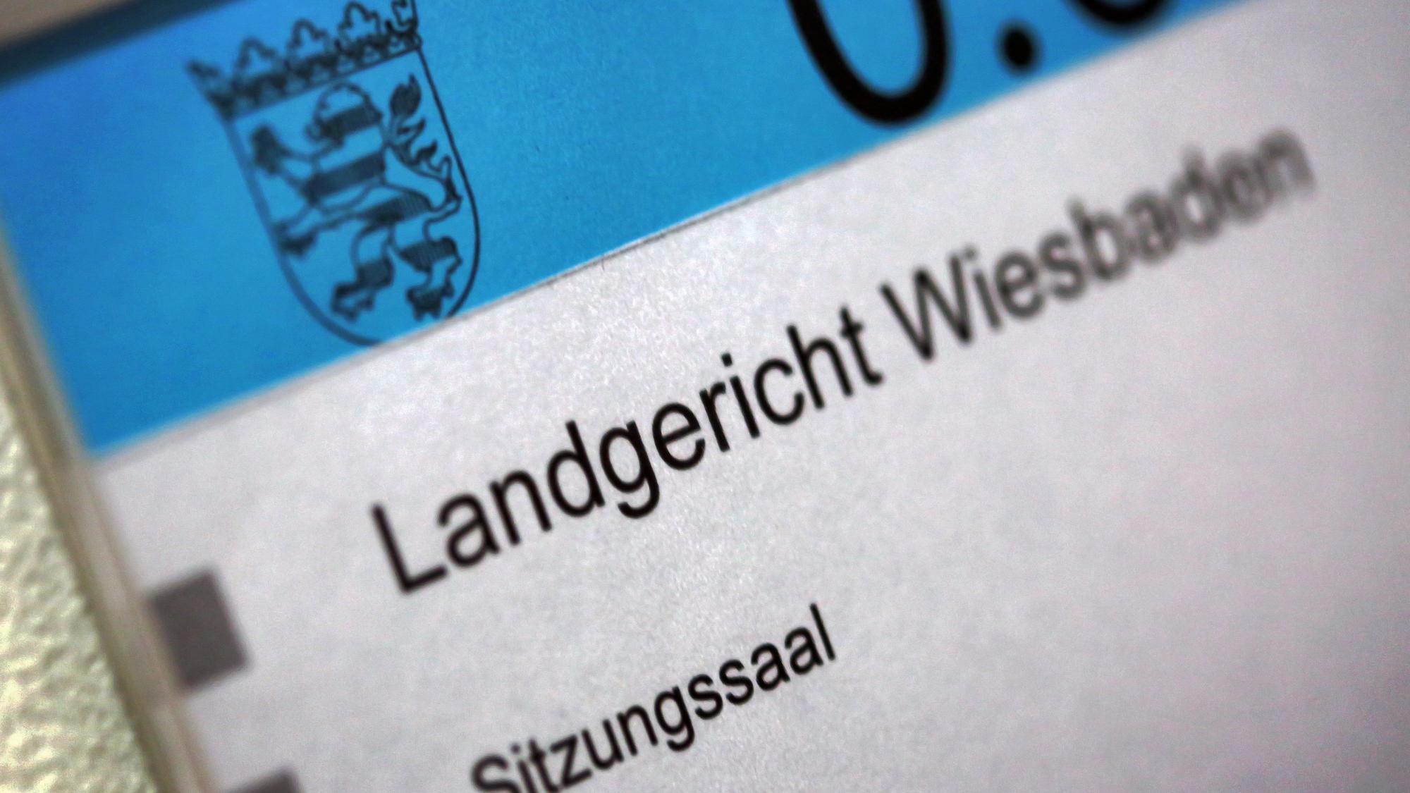 Eine Hinweistafel an einem Sitzungssaal im Landgericht Wiesbaden.