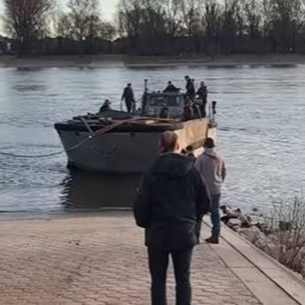 Das Amphibienfahrzeug wird von einem Schwerlastunternehmen vom Rhein geborgen.