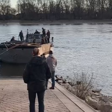Das Amphibienfahrzeug wird von einem Schwerlastunternehmen vom Rhein geborgen.