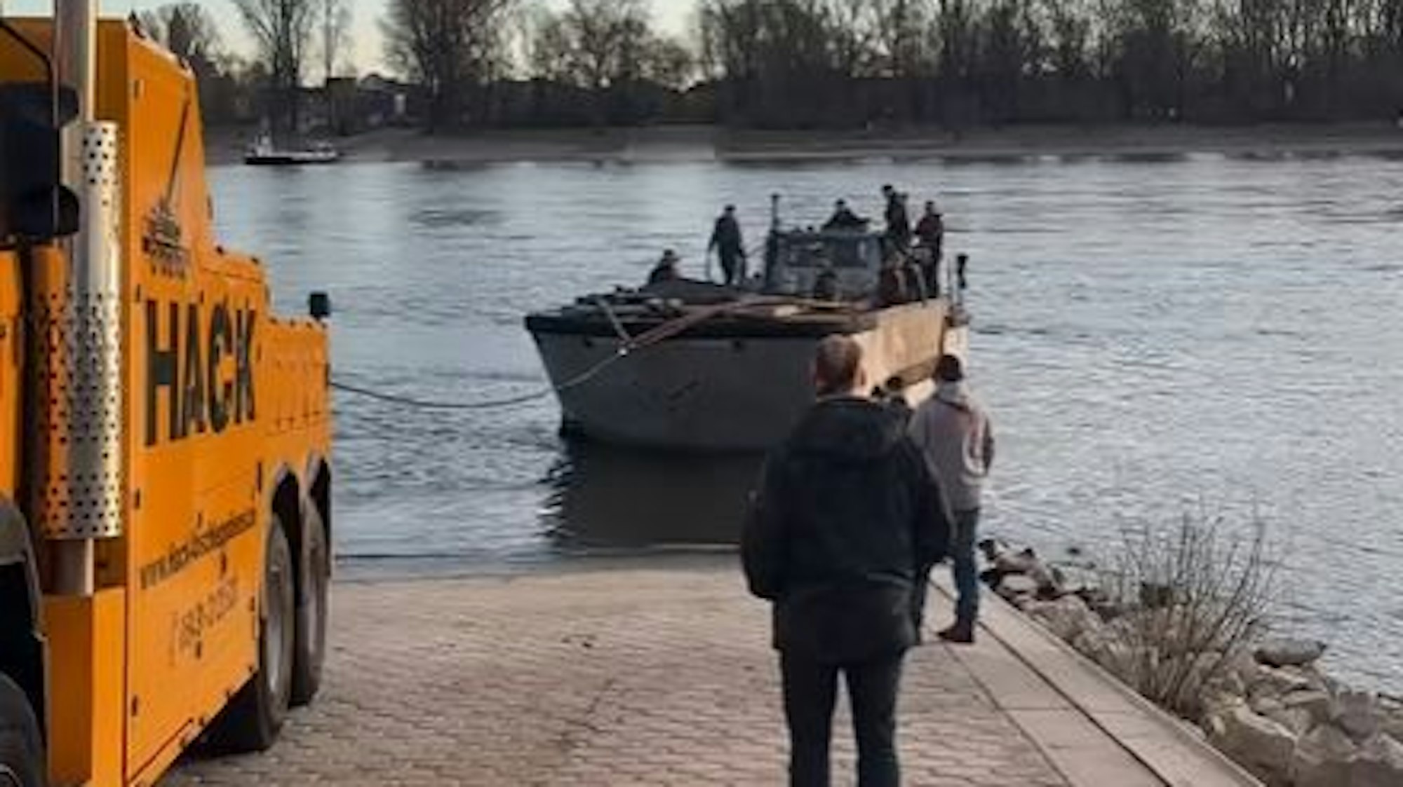 Das Amphibienfahrzeug wird von einem Schwerlastunternehmen vom Rhein geborgen.