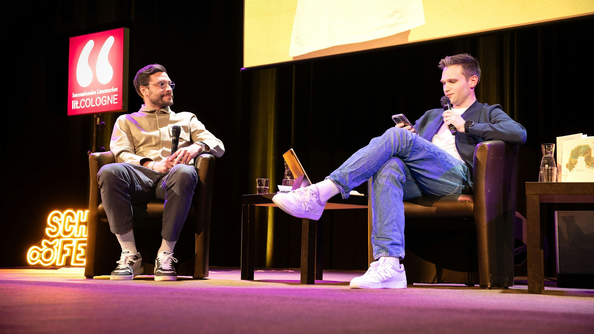 Jonas Hector (l.) und Fabian Köster mit ihrem Live-Podcast „Schlag und Fertig“ bei der lit.cologne