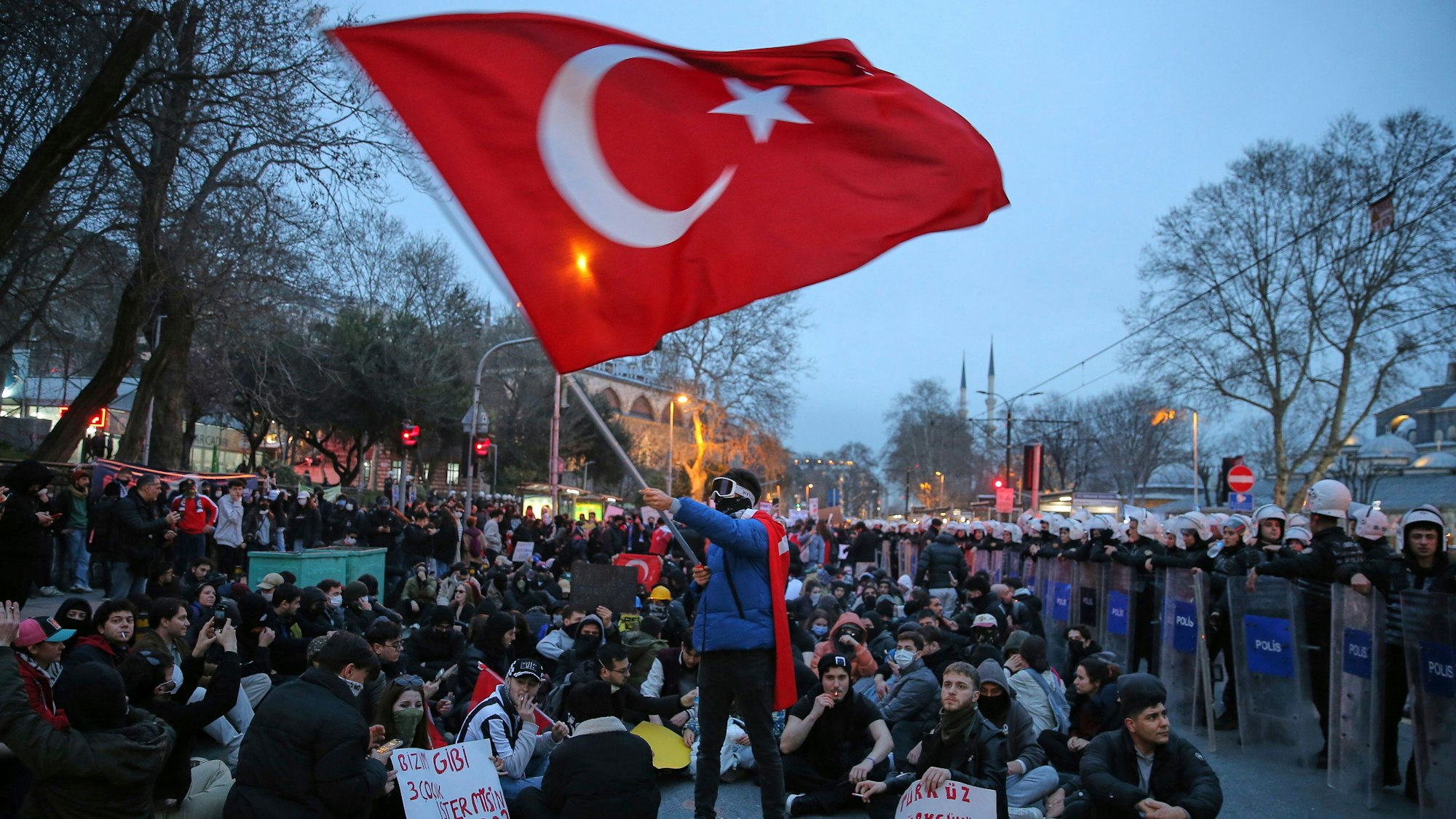 Studenten nehmen an einer Demonstration teil, nachdem der Bürgermeister von Istanbul, Imamoglu, festgenommen und inhaftiert wurde.