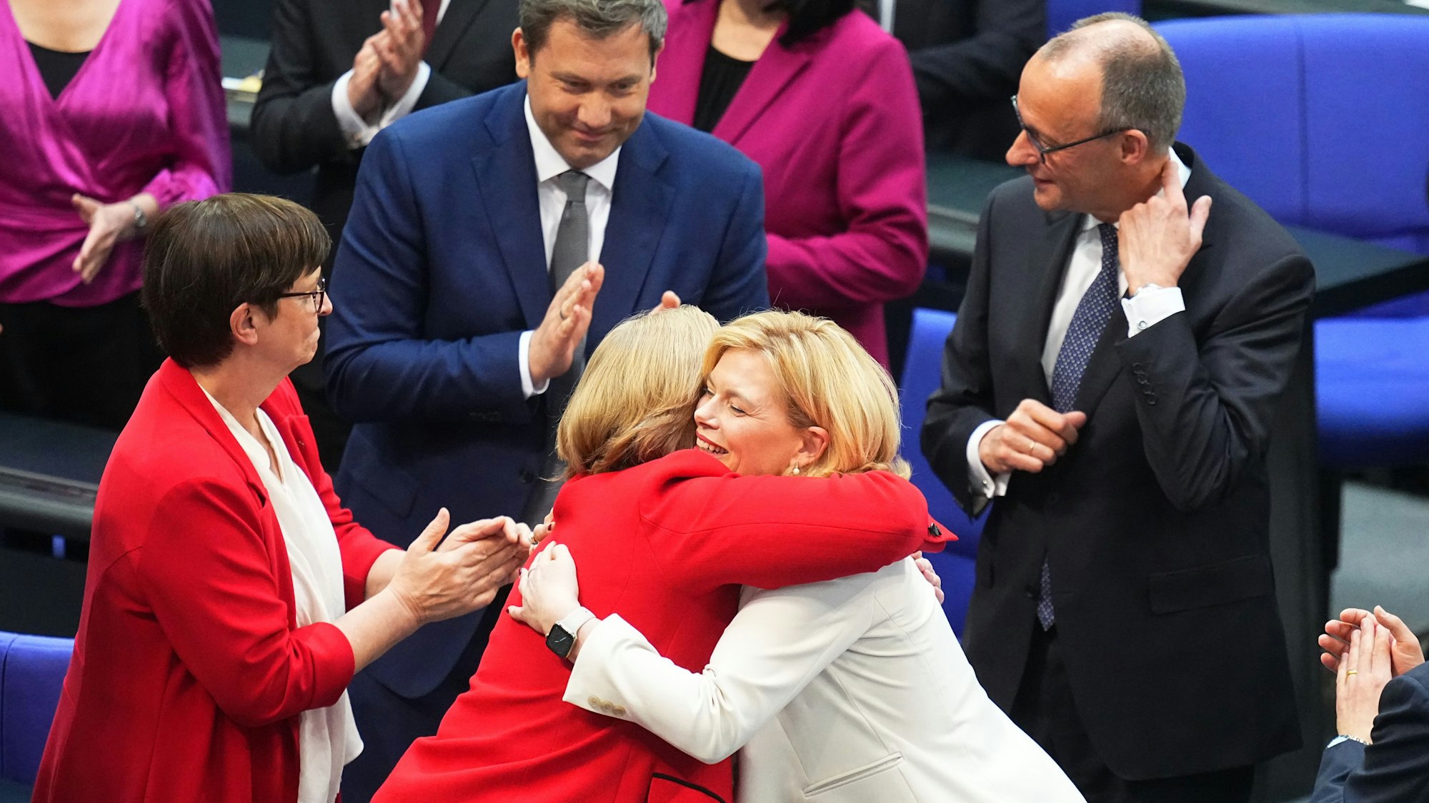 Julia Klöckner (vorne rechts, CDU), frisch gewählte Bundestagspräsidentin, nimmt Glückwünsche von ihrer Vorgängerin Bärbel Bas (SPD) entgegen bei der konstituierenden Sitzung des neuen Bundestags.