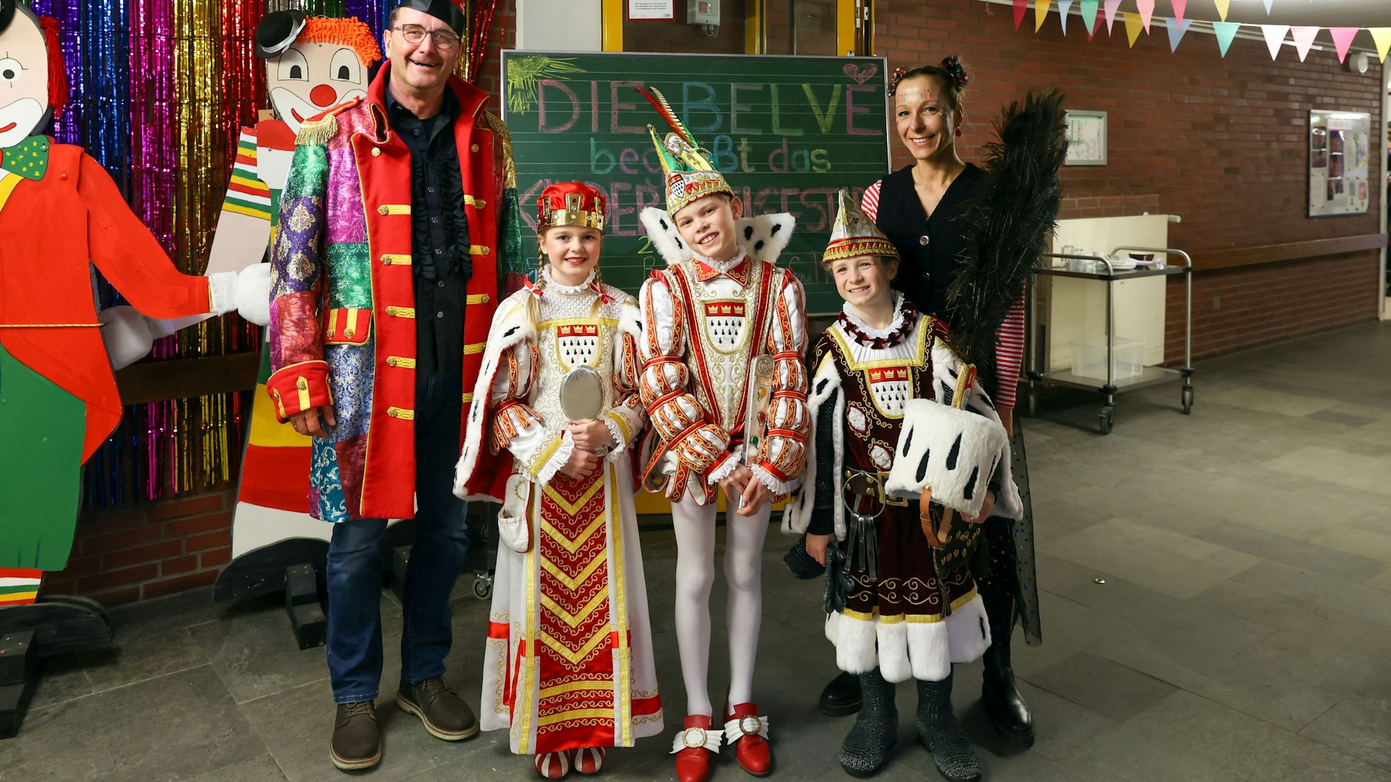 13.02.2025
Köln:
Einen Tag unterwegs mit dem Kölner Kinderdreigestirn (Reportage).
Kinderkostümsitzung LVR-Förderschule Belvedere:
Prinz Ole I., Bauer Anton und Jungfrau Philippa
Foto: Martina Goyert
