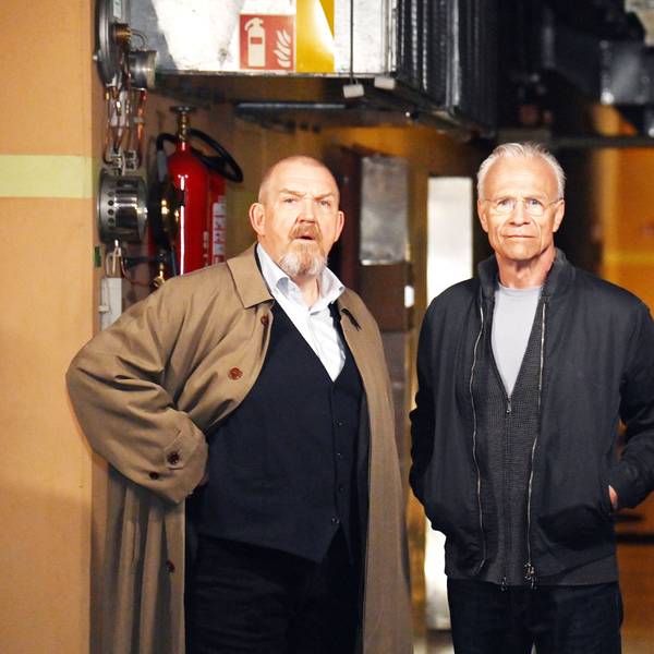 Das Bild zeigt die beiden Schauspieler Dietmar Bär und Klaus Behrendt auf dem Set im Kalker Atombunker.