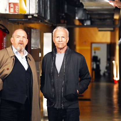 Das Bild zeigt die beiden Schauspieler Dietmar Bär und Klaus Behrendt auf dem Set im Kalker Atombunker.