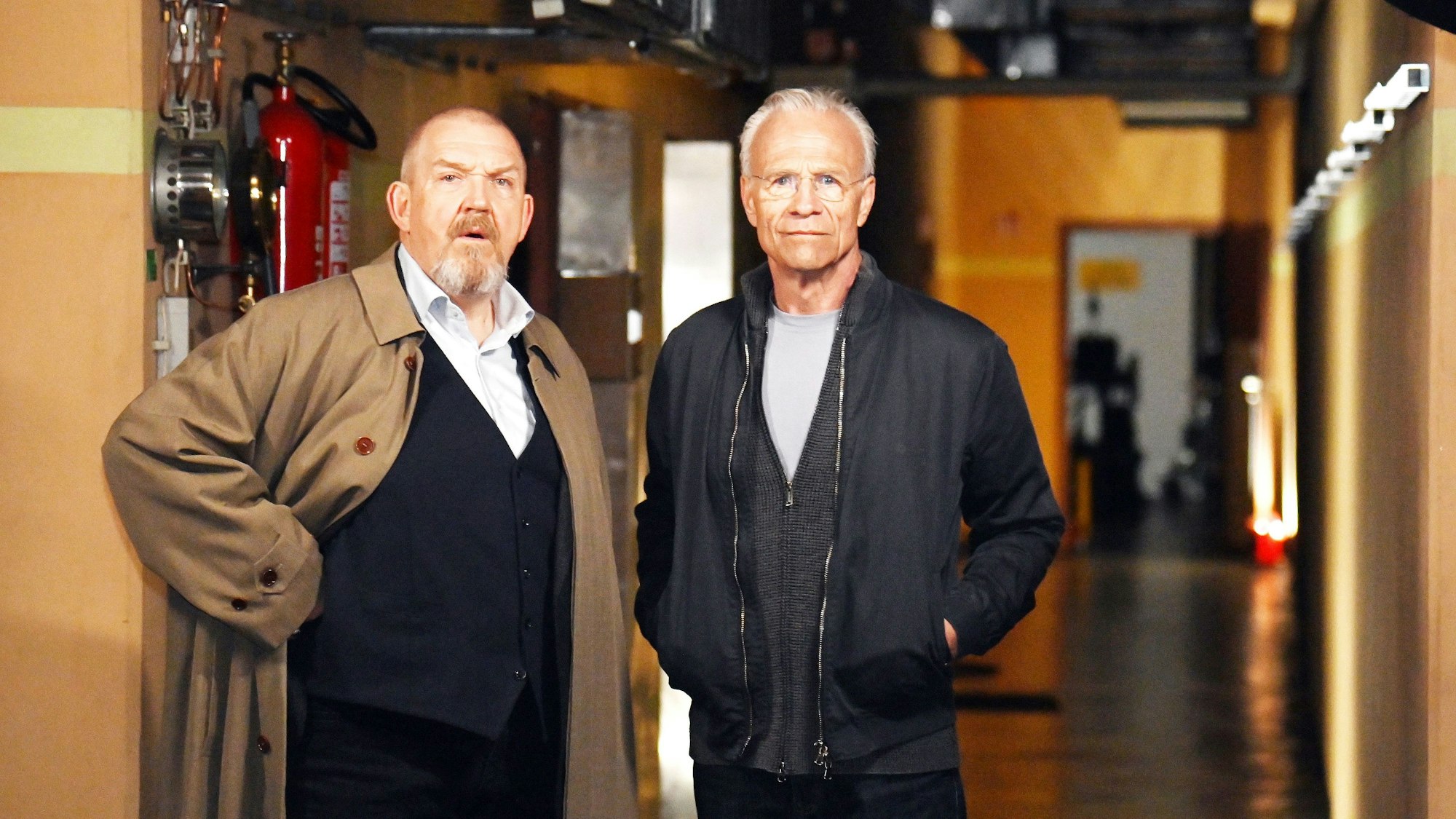 Das Bild zeigt die beiden Schauspieler Dietmar Bär und Klaus Behrendt auf dem Set im Kalker Atombunker.