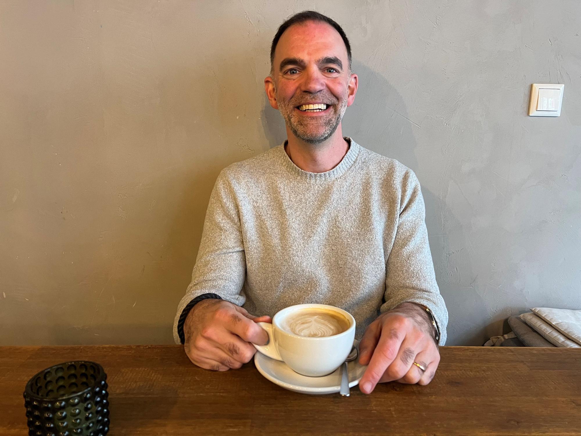 Sebastian Gutknecht mit einer Tasse Kaffee