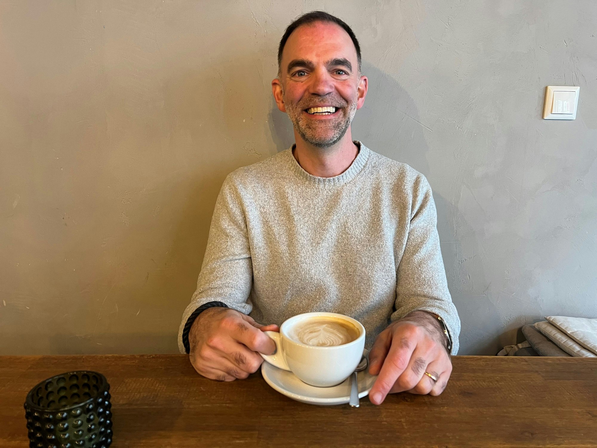 Sebastian Gutknecht mit einer Tasse Kaffee