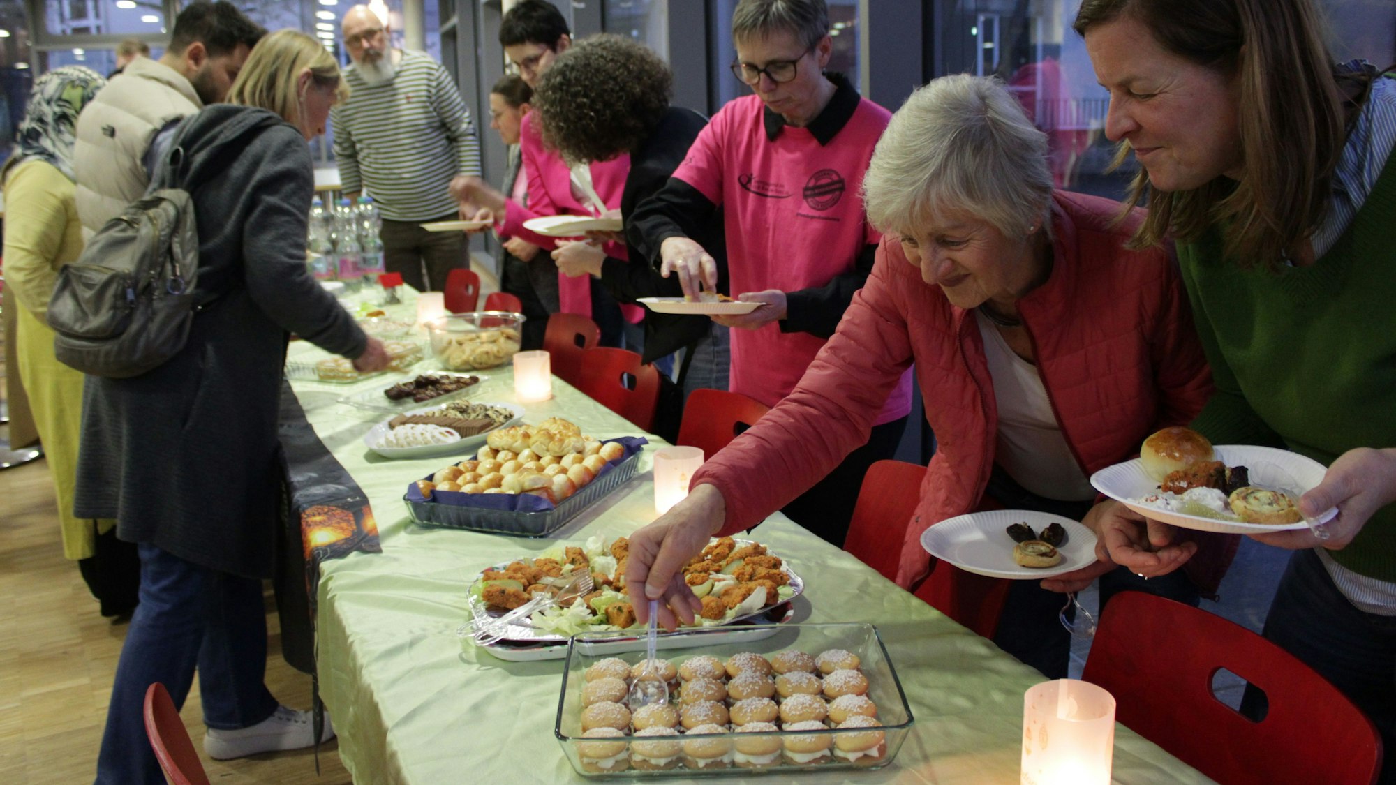 Das Fastenbrechen beginnt um Punkt 18:51, nach Sonnenuntergang. Für viele Besucherinnen und Besucher ist es die erste Erfahrung dieser Art.
