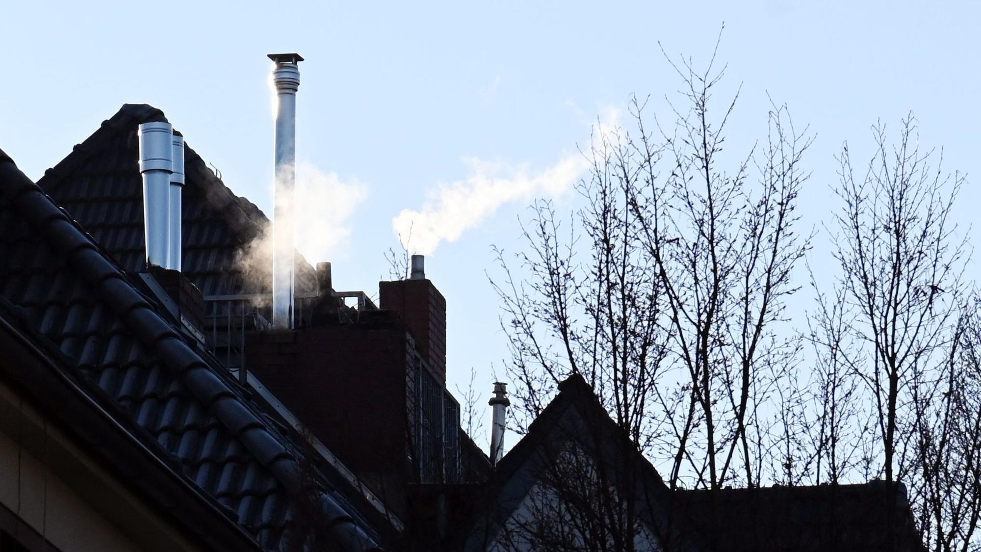 13.01.2025 Köln. Dampf oder Rauch kommen aus Kaminen und Schornsteinen in Köln. Seit dem Jahreswechsel dürfen alte Kaminöfen nicht mehr betrieben werden. Zudem gibt es Berichte, dass die Schadstoffbelastung mit Feinstaub durch Holzöfen auch in Wohngebieten besonders hoch ist. Die Eichstraße. Foto: Alexander Schwaiger