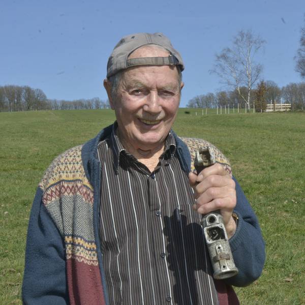 Vor der Wiese, auf der das Flugzeug notlandete, zeigt Hans Förster den Steuerknüppel, den er vor 80 Jahren aus der Maschine ausgebaut hat.