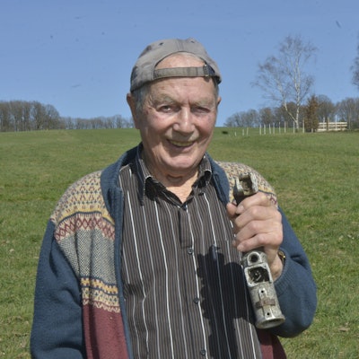 Vor der Wiese, auf der das Flugzeug notlandete, zeigt Hans Förster den Steuerknüppel, den er vor 80 Jahren aus der Maschine ausgebaut hat.