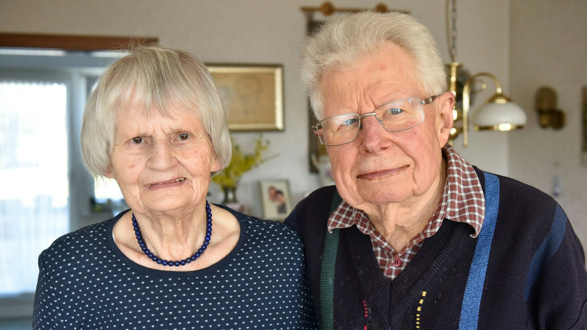 Eine Frau und ein Mann lächeln.