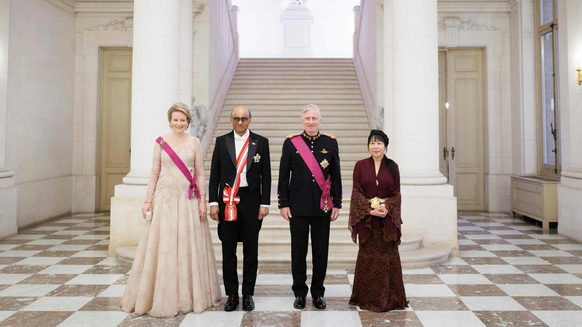 Die belgischen Royals posieren mit Singapurs Präsident Tharman Shanmugaratnam und Singapurs First Lady Jane Yumiko Ittogi.