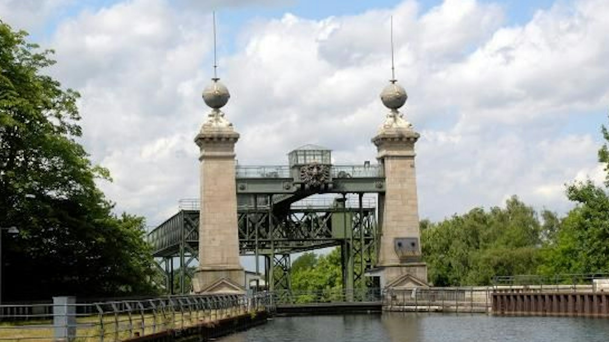 Der preußische Adler ziert das alte Schiffshebewerk Henrichenburg und seine zwei Türme.