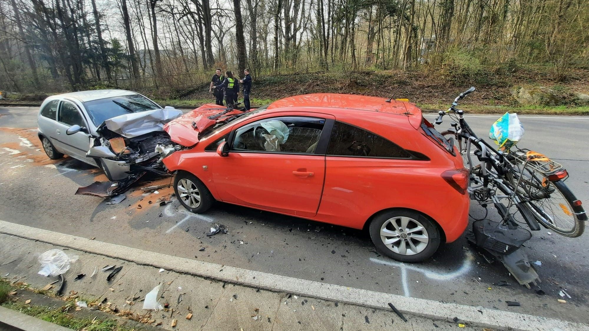 Das rote Fahrzeug geriet in den Gegenverkehr und kollidierte frontal mit dem silberfarbenen Auto.
