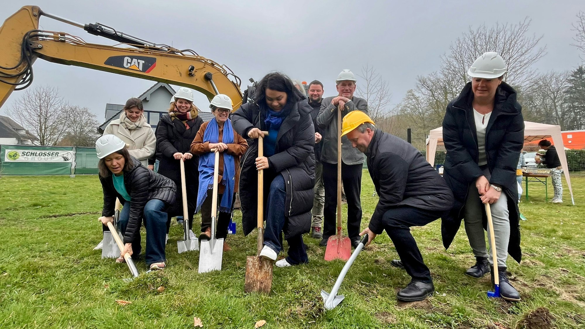 Menschen beim Spatenstich