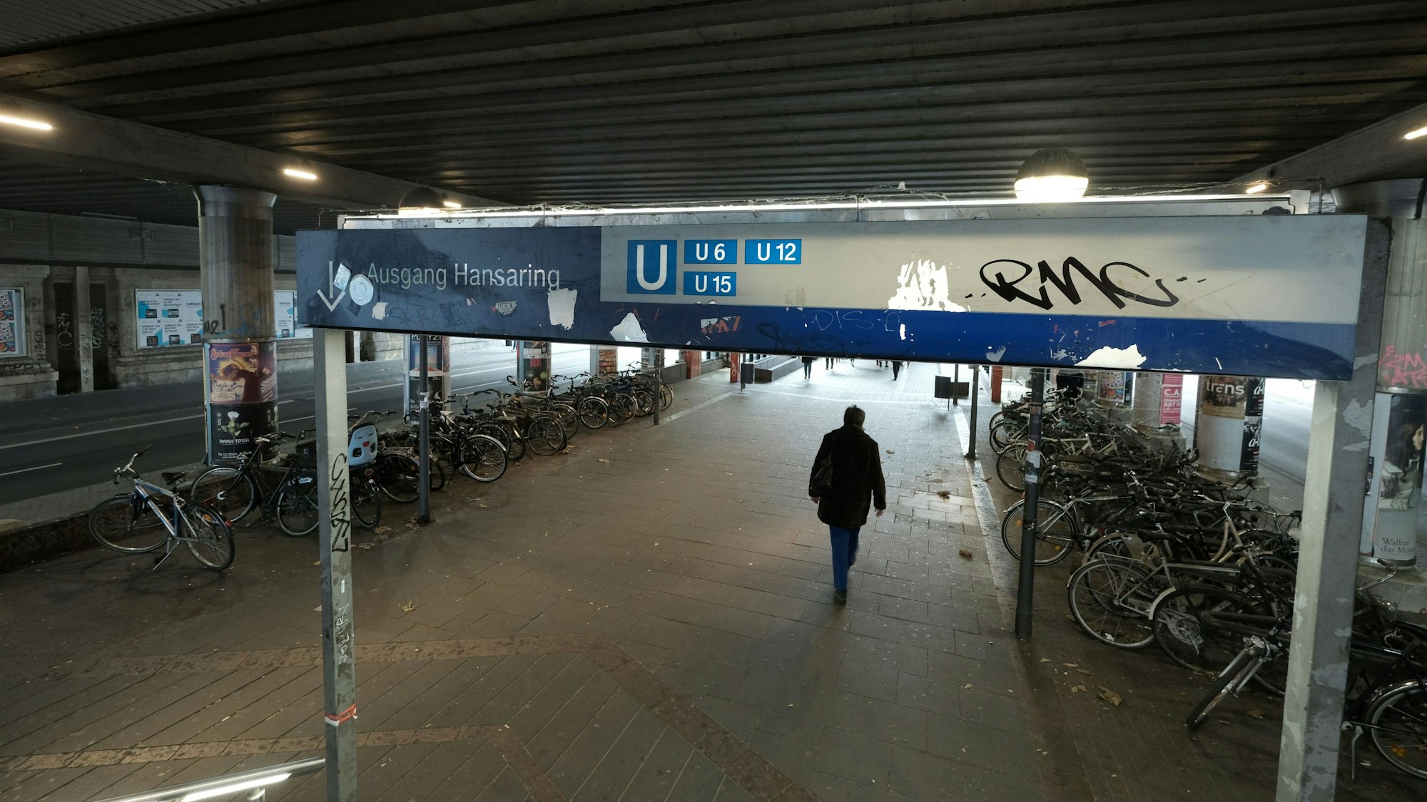 09.11.2021, Köln: Barbara Schock-Werner, "Auf den Punkt". S-Bahn-und KVB- Haltestelle Hansaring.  Foto: Max Grönert