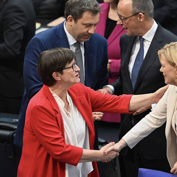 Julia Klöckner (rechts, CDU) erhält Glückwünsche von Saskia Esken (SPD), während sich im Hintergrund Friedrich Merz (rechts, CDU) und Lars Klingbeil (SPD) unterhalten.