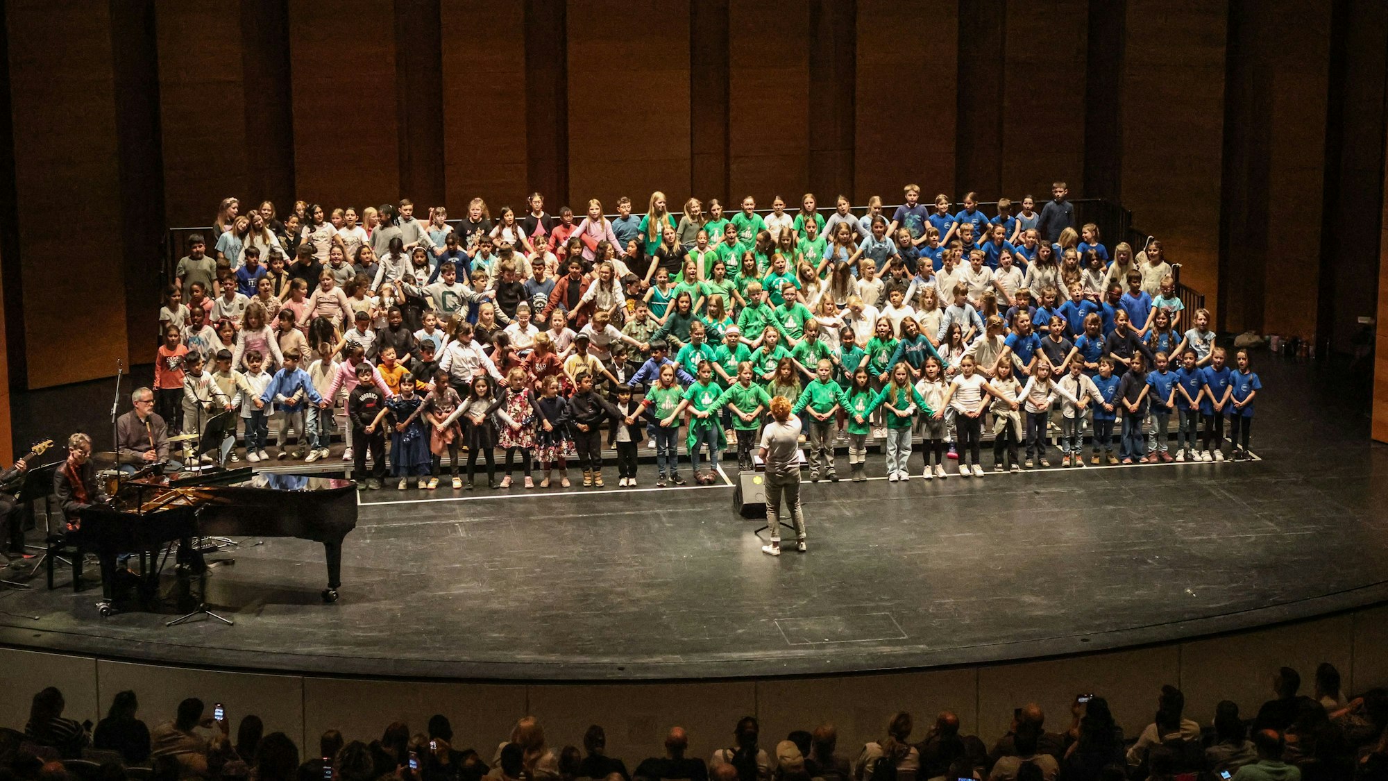 „Jekiss“ und „Jekits“ im Forum: Hunderte Kinder zeigten ihren Familien, was sie können.