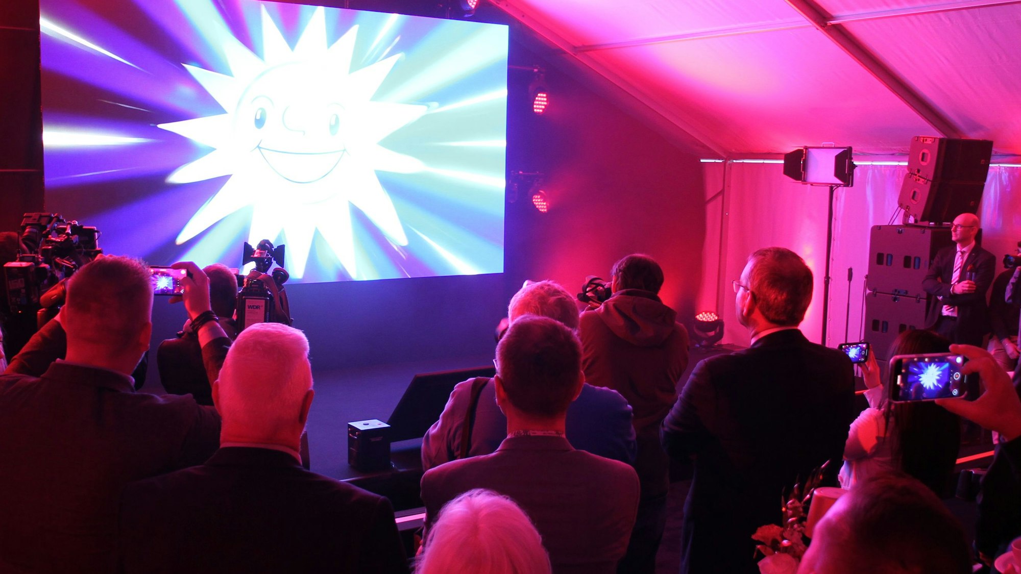 Zum Spatenstich gab es eine aufwendige Präsentation im Festzelt.