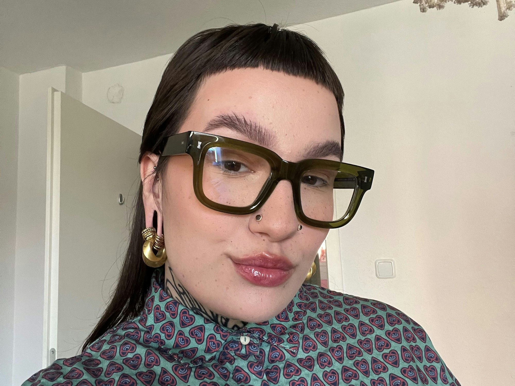 Porträtaufnahme von Laura Gertz, sie trägt eine auffälliges Brillengestell.