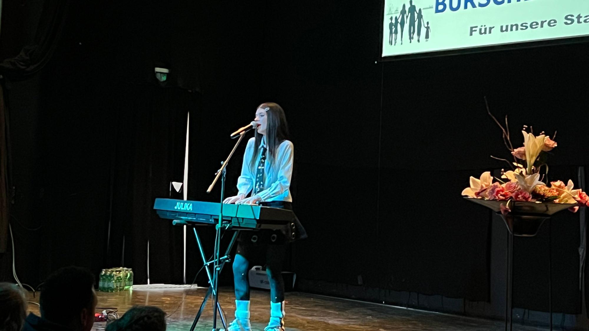 ESC-Vorentscheid Teilnehmerin Julika Elizabeth sang im Megafon in Burscheid.
