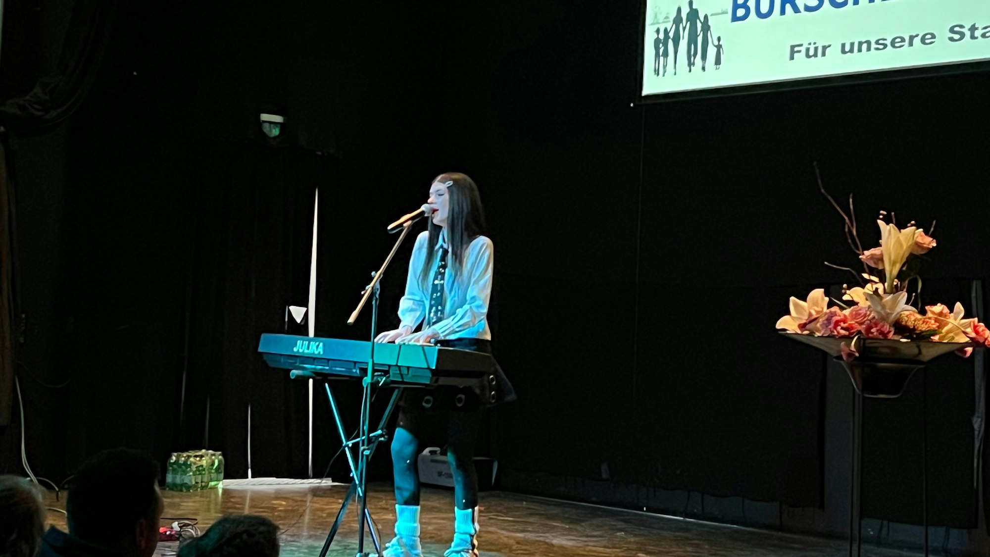 ESC-Vorentscheid Teilnehmerin Julika Elizabeth sang im Megafon in Burscheid.