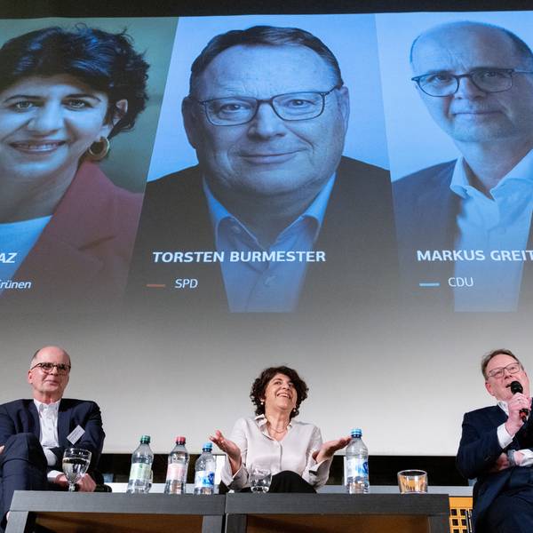 Trio auf dem Podest: Die OB-Kandidaten (v.l.) Markus Greitemann (CDU), Berivan Aymaz (Grüne) und Torsten Burmester (SPD) beim „Kölner Wohngipfel“ im März.
