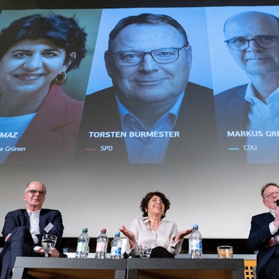 Trio auf dem Podest: Die OB-Kandidaten (v.l.) Markus Greitemann (CDU), Berivan Aymaz (Grüne) und Torsten Burmester (SPD) beim „Kölner Wohngipfel“ im März.