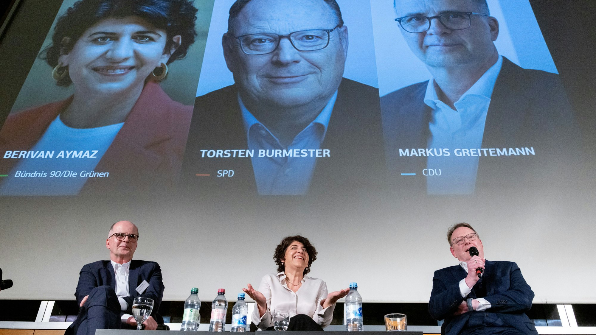 Trio auf dem Podest: Die OB-Kandidaten (v.l.) Markus Greitemann (CDU), Berivan Aymaz (Grüne) und Torsten Burmester (SPD) beim „Kölner Wohngipfel“ im März.