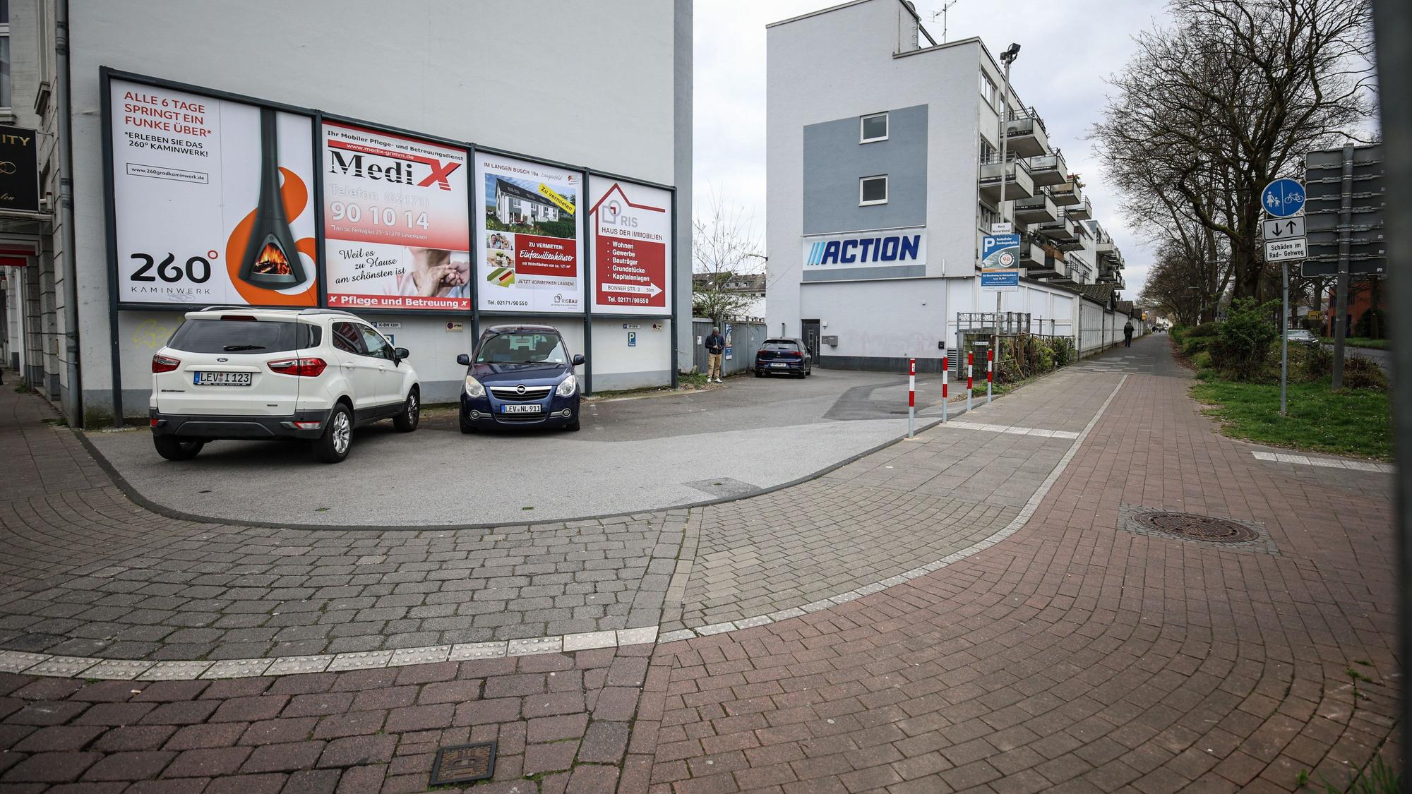 Eine Parkplatzausfahrt am Berliner Platz in Opladen