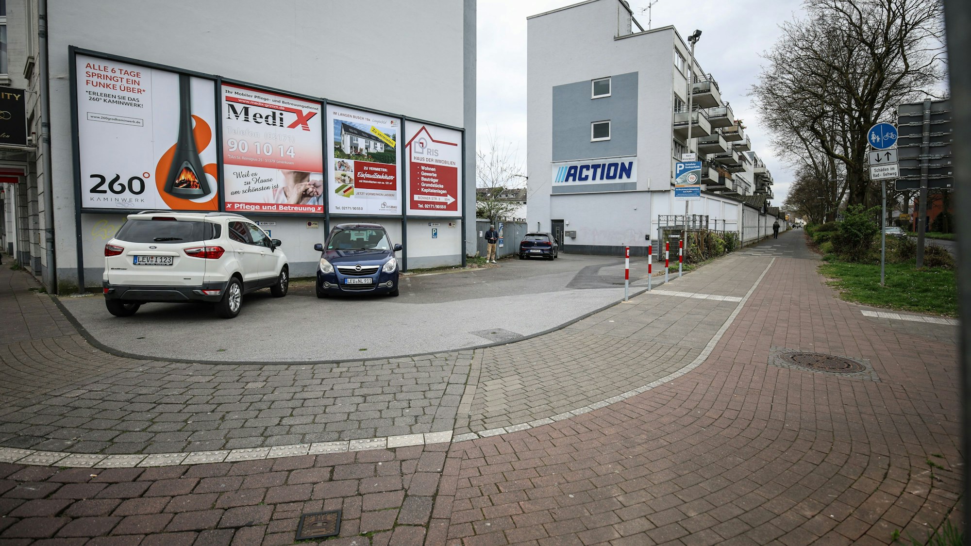 Eine Parkplatzausfahrt am Berliner Platz in Opladen