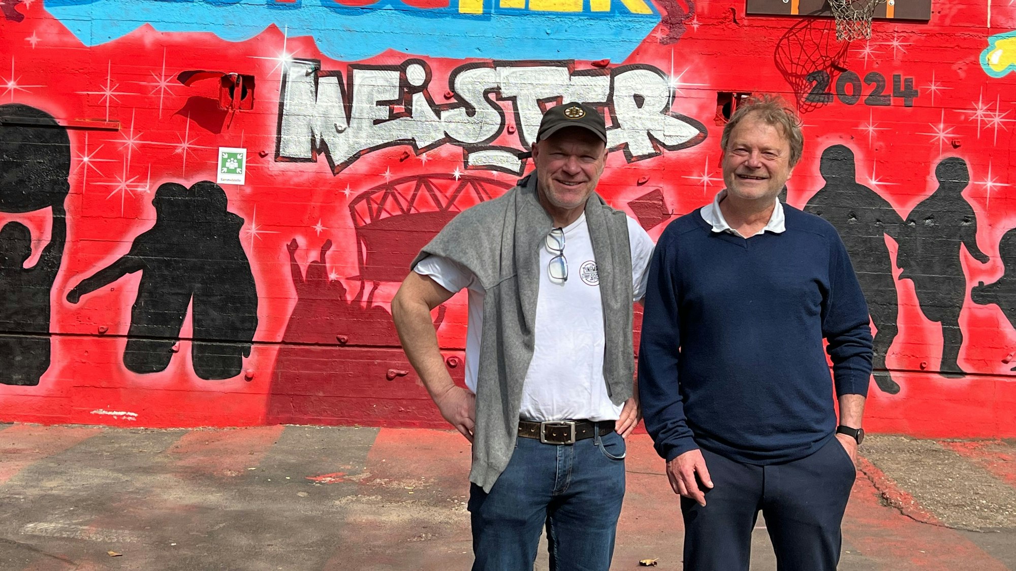 Uwe Boll (v.l.) mit Reiner Hilken, dem Leiter des Jugendzentrums Bunker.