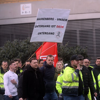 12.03.2025, Köln: Massive Unruhe in der Belegschaft - nach der Aufkündigung der Bürgschaft durch die Konzernmutter treffen sich die Mitarbeiter zur Betriebsversammlung. Foto: Arton Krasniqi