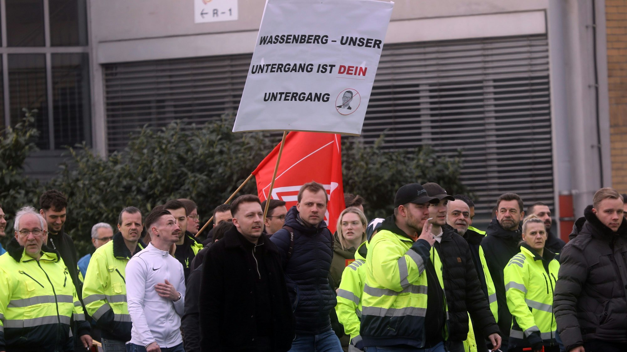 12.03.2025, Köln: Massive Unruhe in der Belegschaft - nach der Aufkündigung der Bürgschaft durch die Konzernmutter treffen sich die Mitarbeiter zur Betriebsversammlung. Foto: Arton Krasniqi