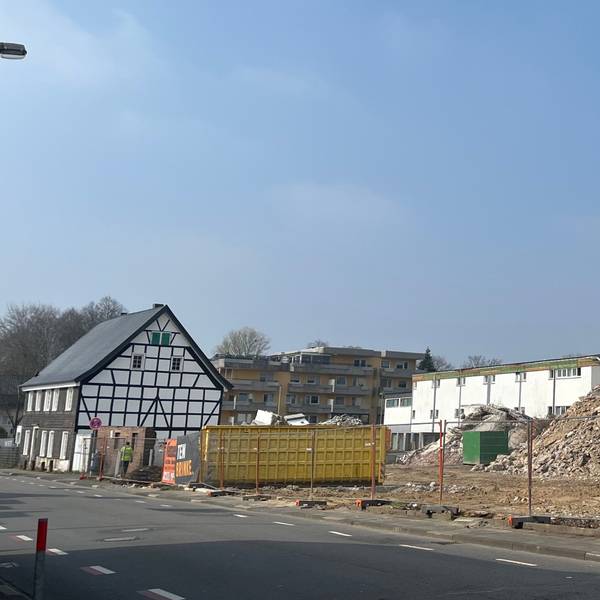 Zwischen Berliner Straße, Teltower Straße und Charlottenburger Straße wird ein Nahversorgungszentrum für Fettehenne gebaut.