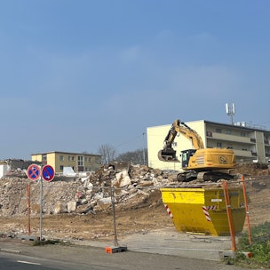 Zwischen Berliner Straße, Teltower Straße und Charlottenburger Straße wird ein Nahversorgungszentrum für Fettehenne gebaut.
