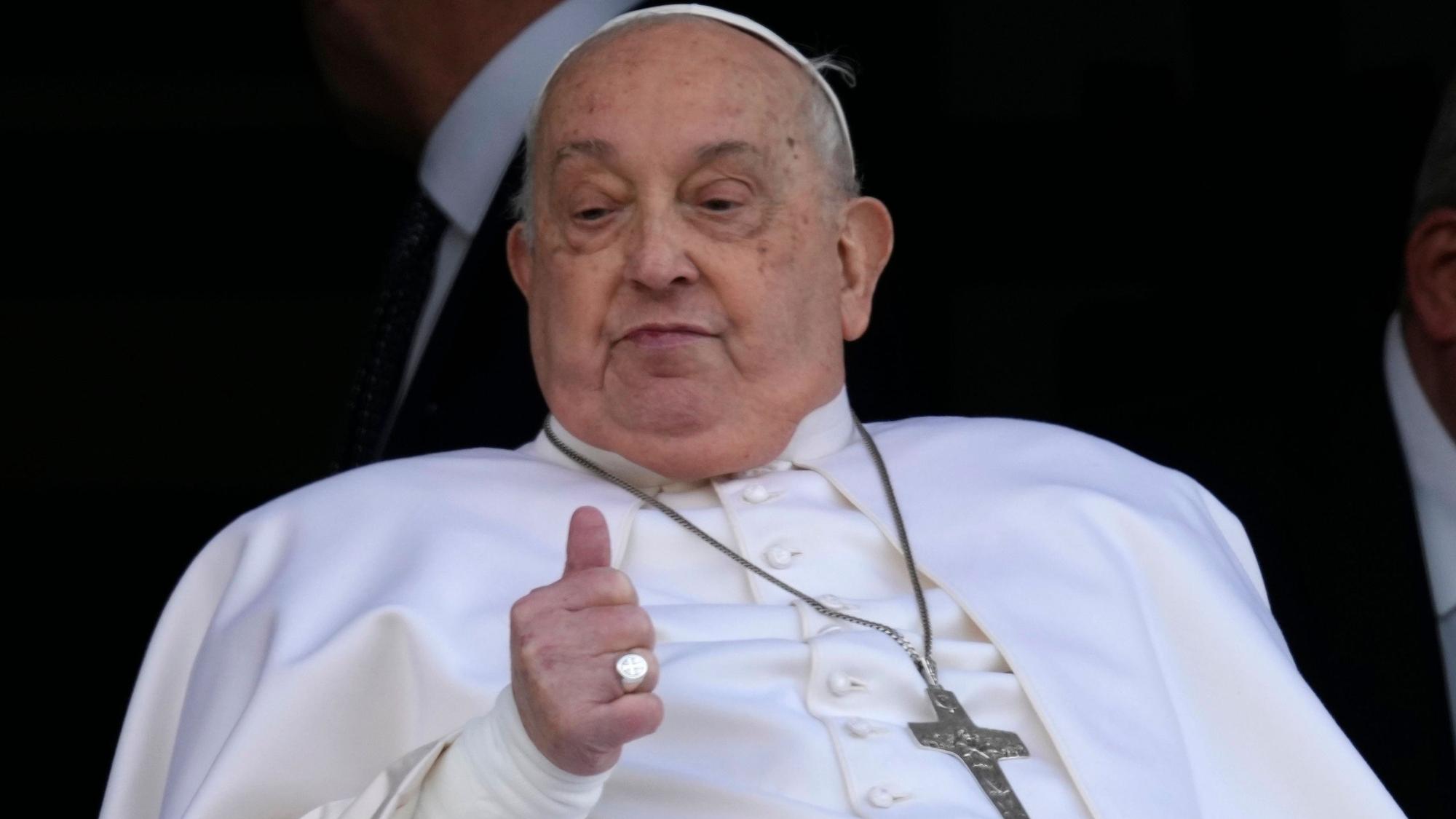 Papst Franziskus hebt den Daumen hoch, als er sich an einem Fenster der Poliklinik Agostino Gemelli in Rom zeigt, wo er seit dem 14. Februar wegen Bronchitis und beidseitiger Lungenentzündung behandelt wird.
