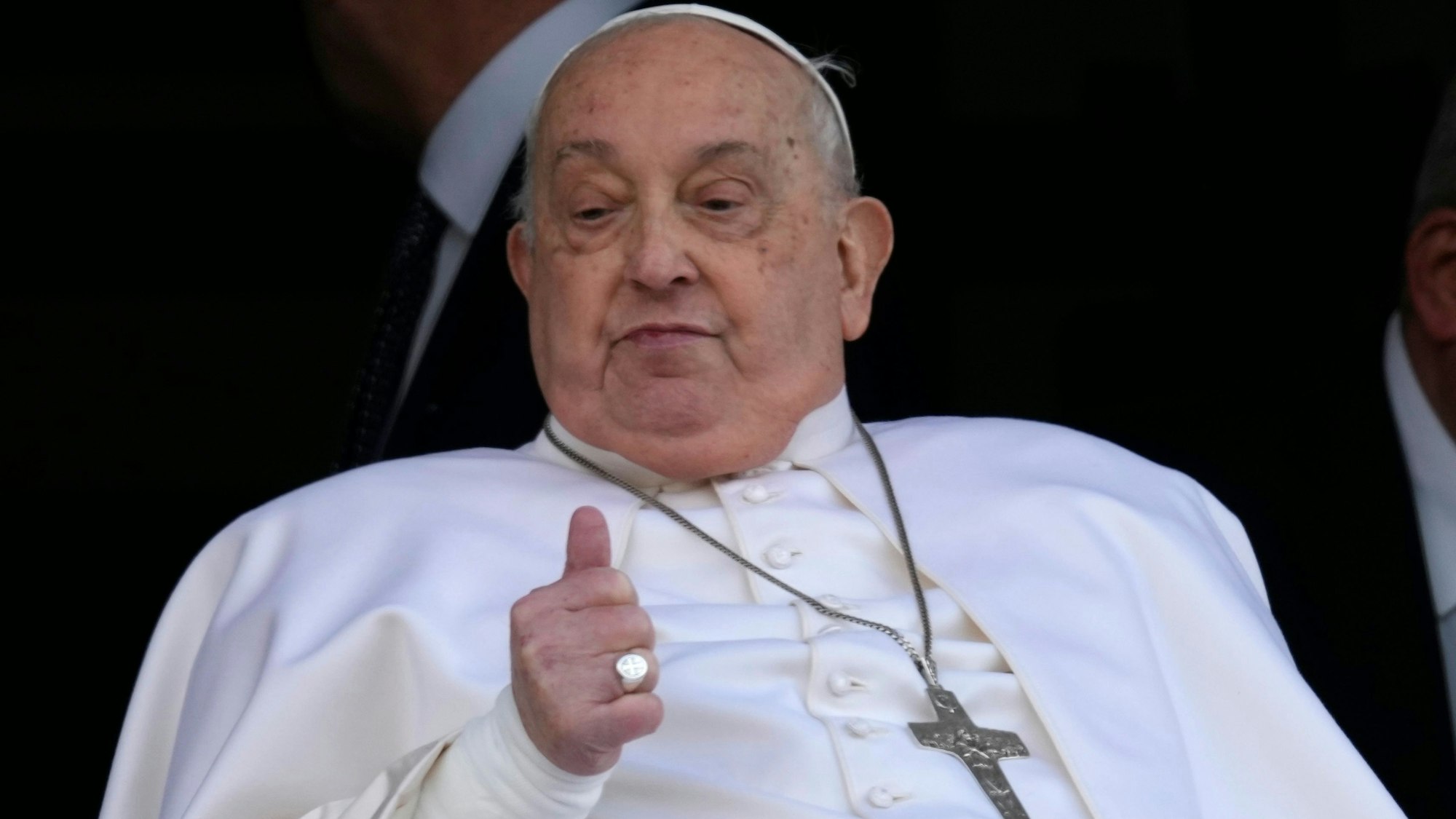 Papst Franziskus hebt den Daumen hoch, als er sich an einem Fenster der Poliklinik Agostino Gemelli in Rom zeigt, wo er seit dem 14. Februar wegen Bronchitis und beidseitiger Lungenentzündung behandelt wird.