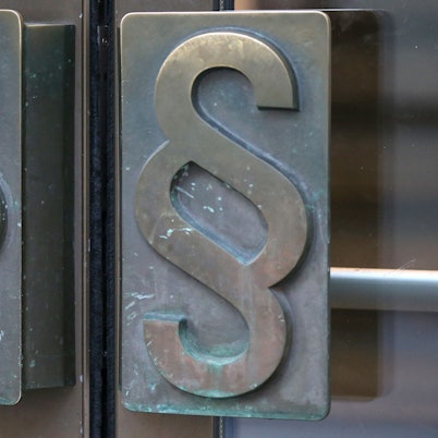 Paragrafen Symbole hängen am Eingang des Landgerichts.