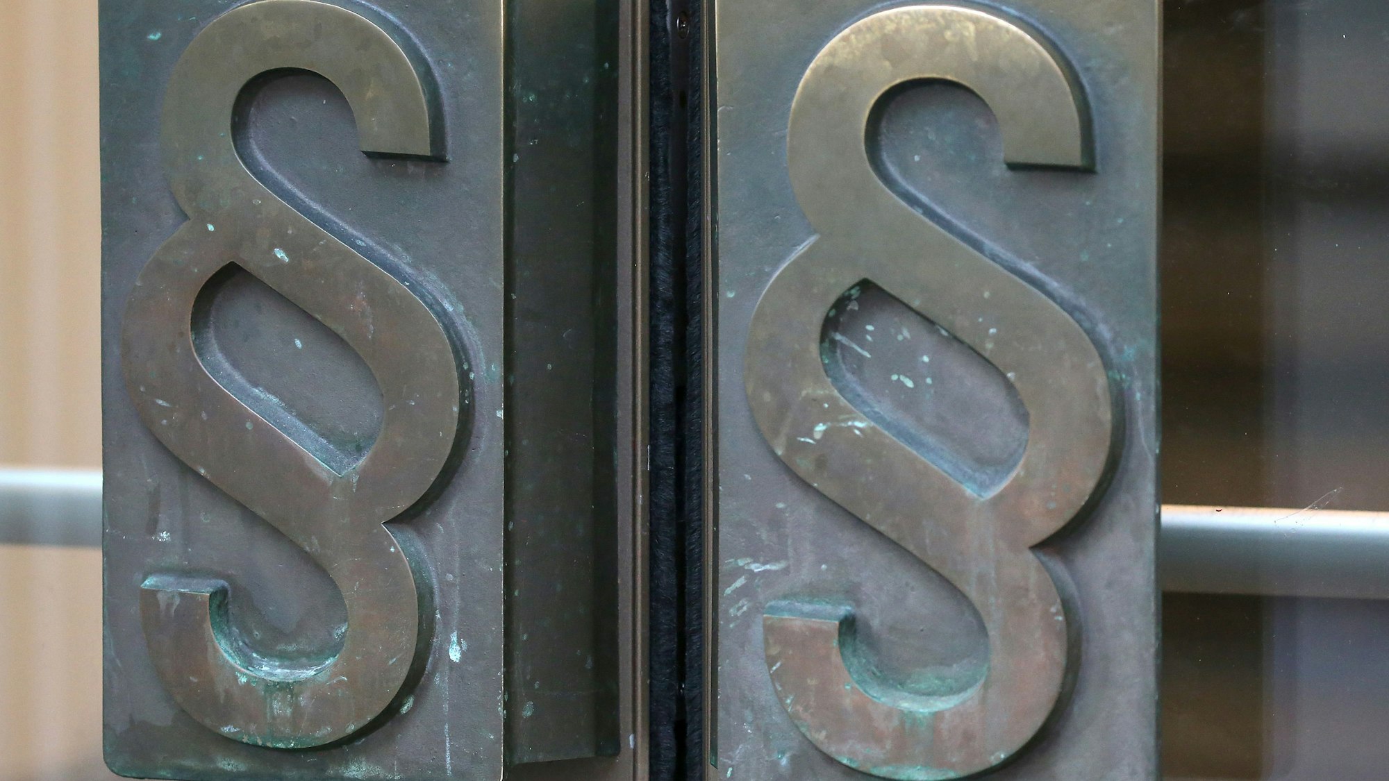 Paragrafen Symbole hängen am Eingang des Landgerichts.