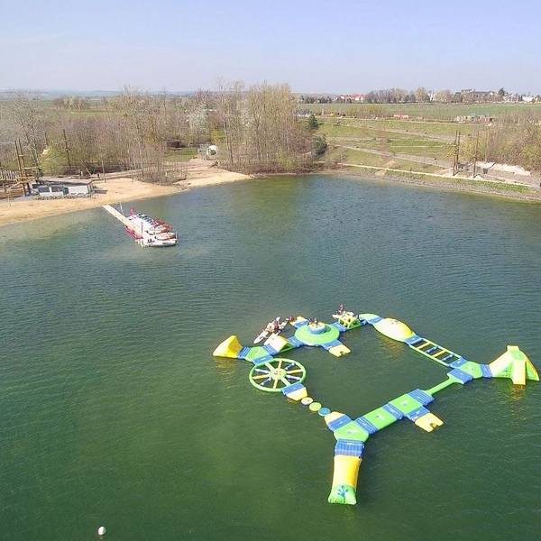 Der Aquapark auf dem Zülpicher See sieht aus wie eine Hüpfburg auf dem Wasser.