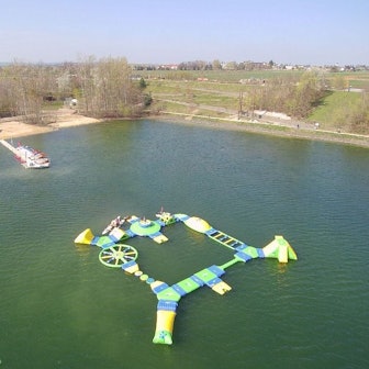 Der Aquapark auf dem Zülpicher See sieht aus wie eine Hüpfburg auf dem Wasser.