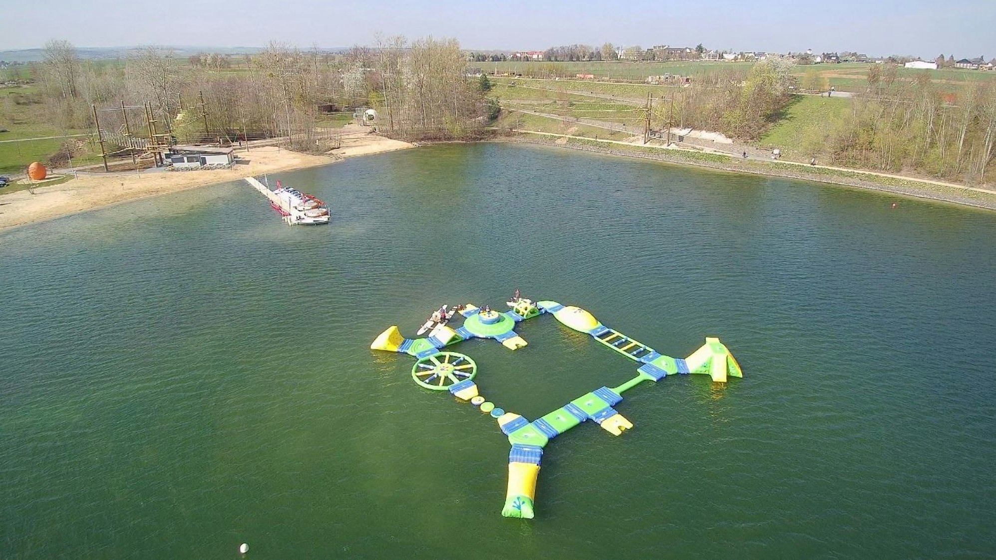 Der Aquapark auf dem Zülpicher See sieht aus wie eine Hüpfburg auf dem Wasser.