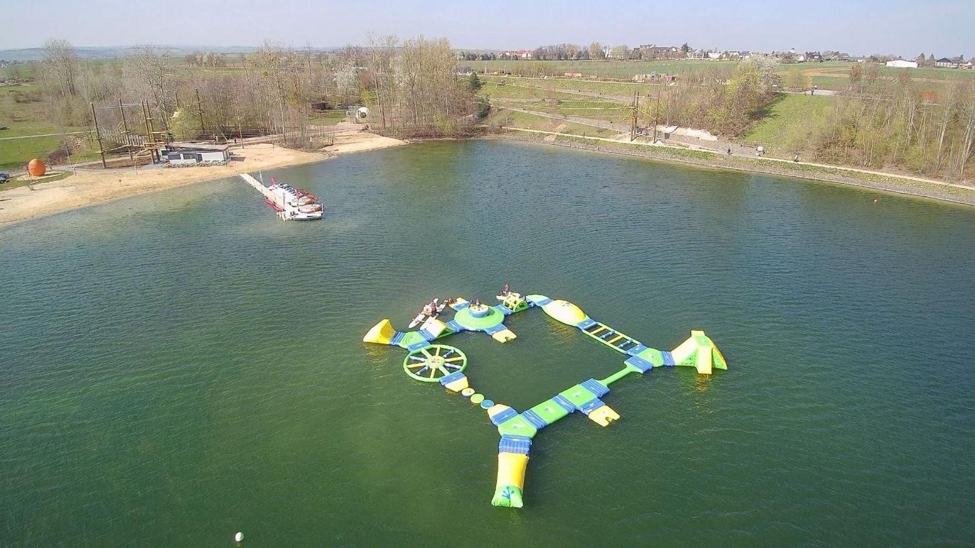 Der Aquapark auf dem Zülpicher See sieht aus wie eine Hüpfburg auf dem Wasser.