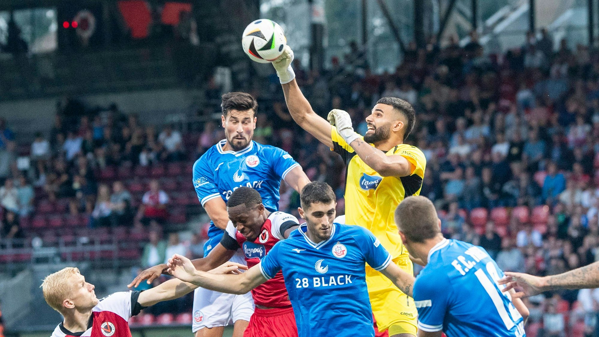 Viktoria Kölns Schlussmann Dudu in Aktion